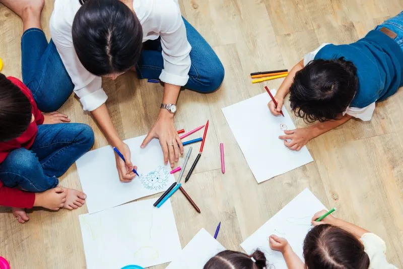 Differentiated instruction allows for creative and engaging learning opportunities for all students. In this image, the teacher supports young learners as they engage in individual artistic expression. By adapting teaching strategies to meet the varied needs of students, differentiated instruction ensures that each child can thrive and express their creativity.