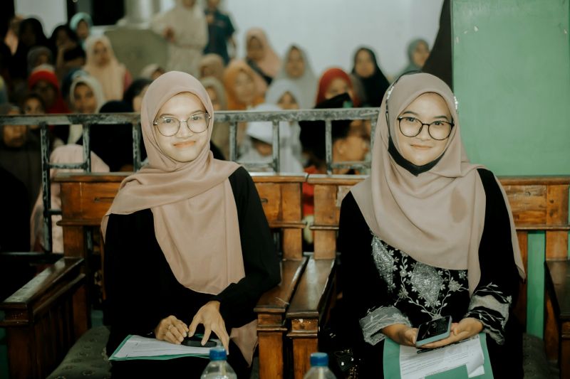 Students attending a lecture event connected to abu dhabi english schools