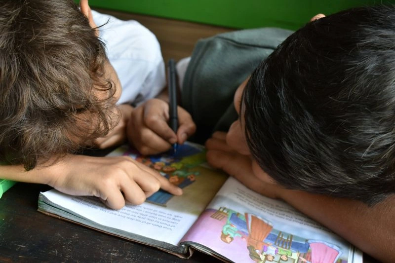 Students reading and studying together while practicing ways to manage school stress with supportive learning routines